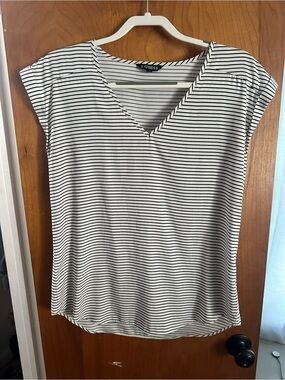 Express Women's Black and White Striped V-Neck Tee